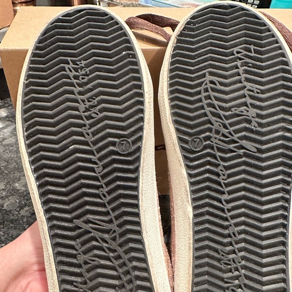 Gently used Vintage Havana Sneekers - Picture 4 of 6